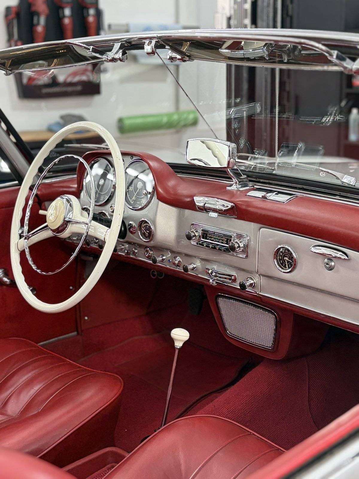 Klassischer Mercedes-Innenraum mit gepflegten roten Ledersitzen-Leder und Lack