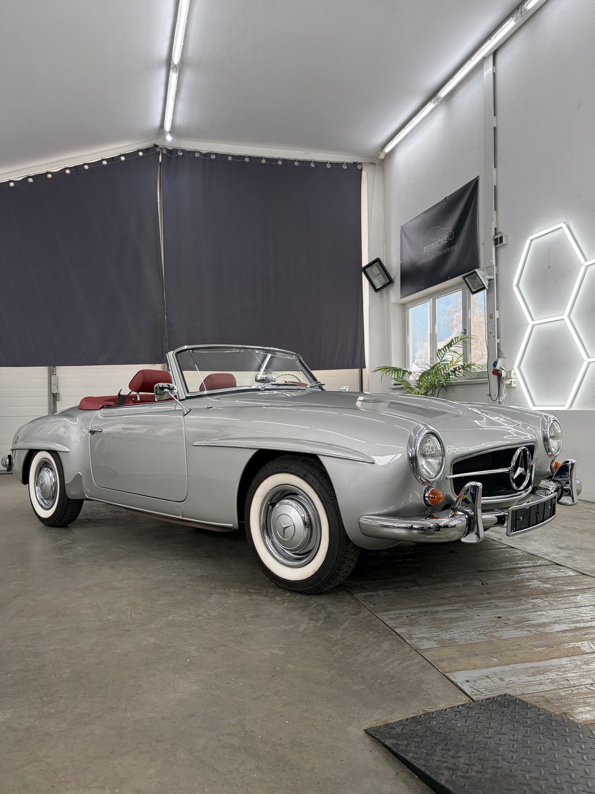 Klassischer Mercedes 190SL in Silber-warmer, tiefer Glanz durch Wachsversiegelung-Leder und Lack
