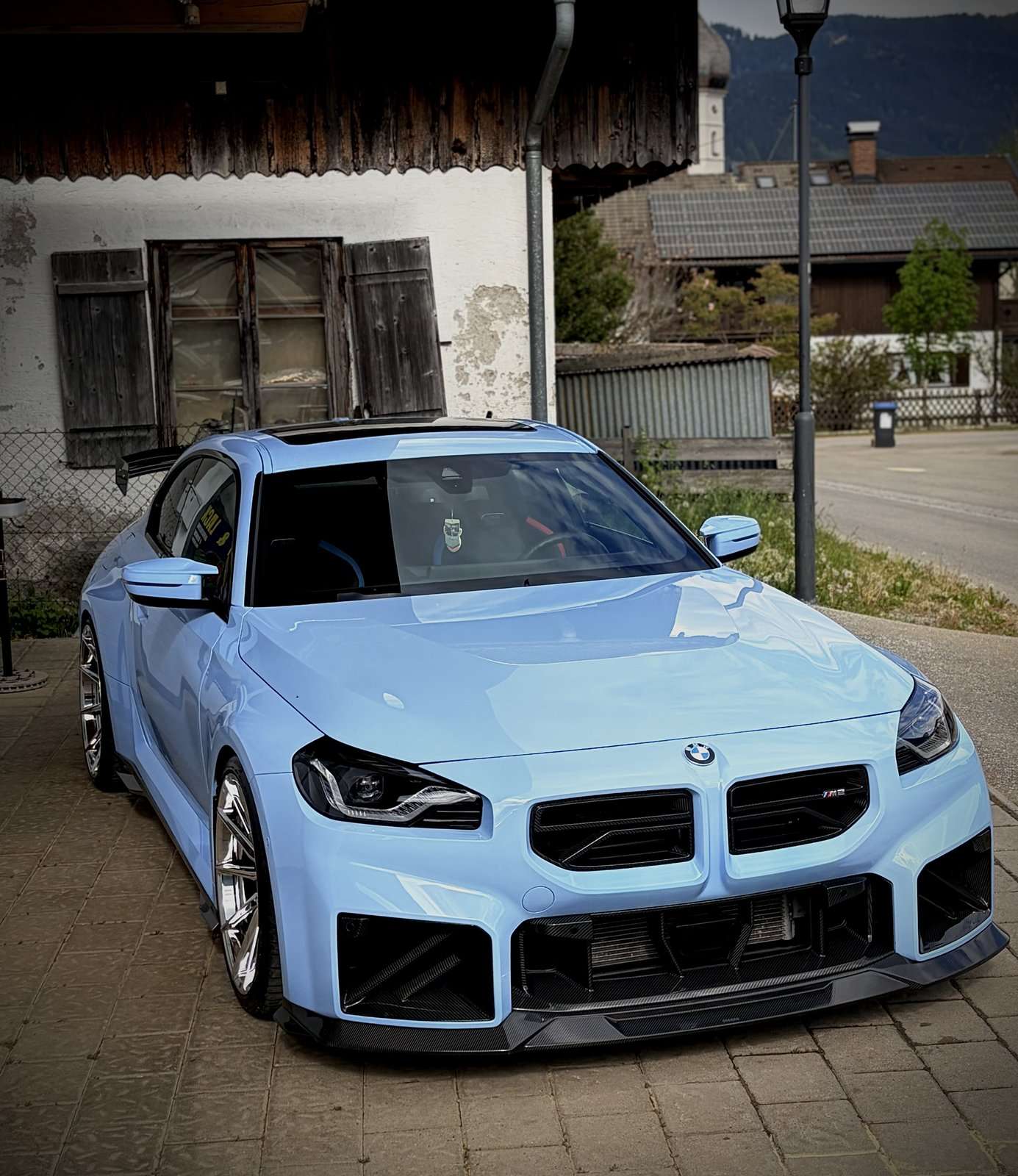 Frontansicht eines hellblauen BMW nach der Fahrzeugaufbereitung-Leder und Lack