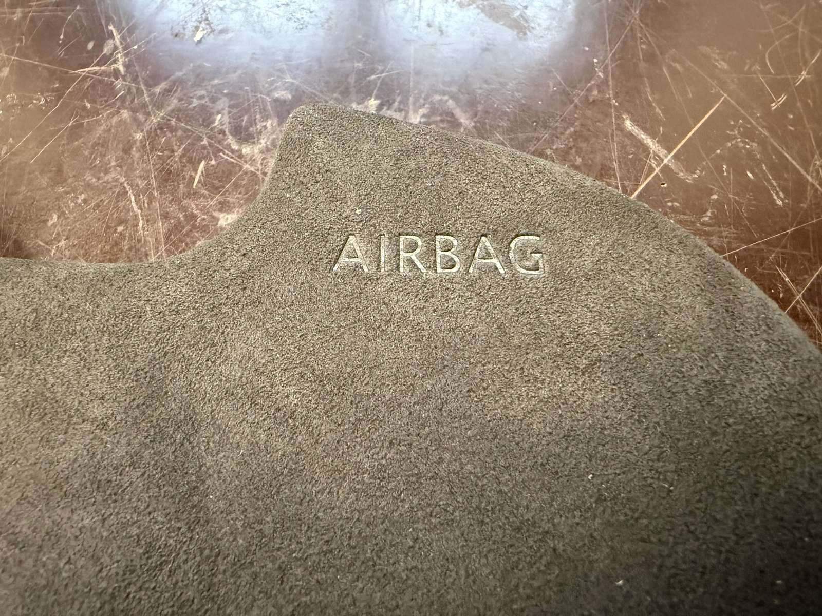 Sattlerarbeit: AIRBAG-bezogene Lederverarbeitung-Leder und Lack