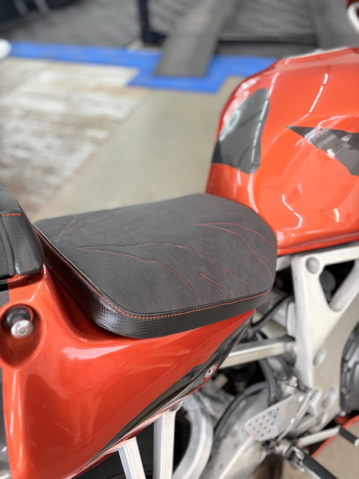 Maßgefertigter Motorradsitz-Sattlerarbeit von Leder und Lack