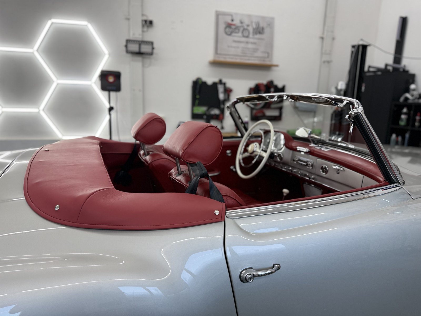 Oldtimer-Lederausstattung-Sattler Leder und Lack